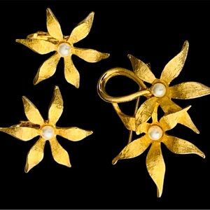 Golden Flower Jewelry Set with Faux Pearls Vintage